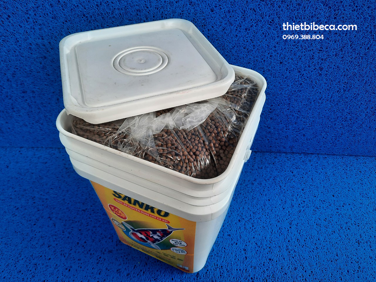 Thức ăn cá Koi Sanko - thùng nắp nhựa 8kg