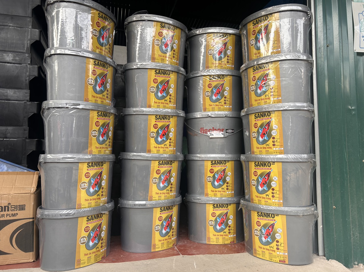 Thức ăn cá Koi Sanko - thùng nắp nhựa 8kg